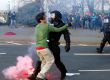 Полицай и демонстрант в челен сблъсък