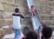 Опасна пързалка спестява 10 минути пеша между две улици в Естепона