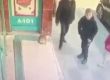  Луда котка напада хора пред магазин