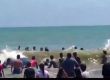Доброволци избутаха кит обратно в морето 
