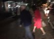 Амал Клуни се препъва по калдъръмена улица в Ню Йорк